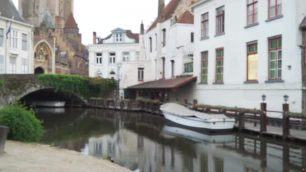 Panning Tiro Fora Foco Placa Fundo Canal Ponte Bruges Para — Vídeo de Stock