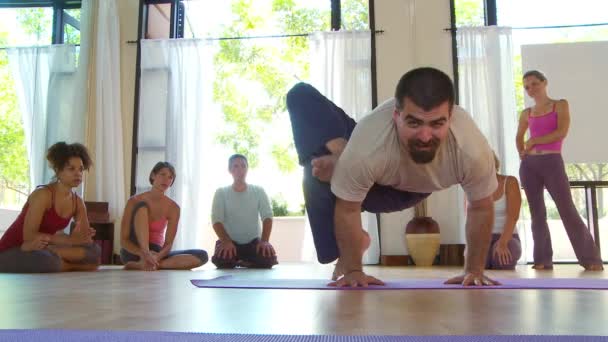 Personer Yogaklass — Stockvideo