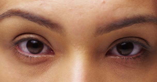 Mulher Mexicana Olhando Para Câmera Com Olhos Sensuais — Vídeo de Stock