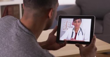 Siyah adam doktor tablet dinlerken