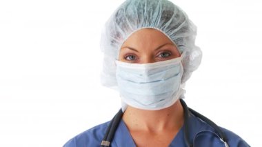 Gülümseyen kadın doktor, yakından bak. 