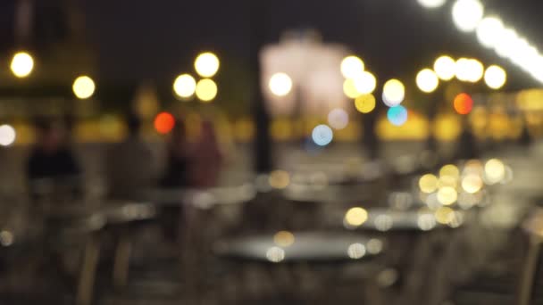 城市灯光和室外餐馆的背景板不显眼 坐在城市露天咖啡馆里的一群人的混乱景象 — 图库视频影像