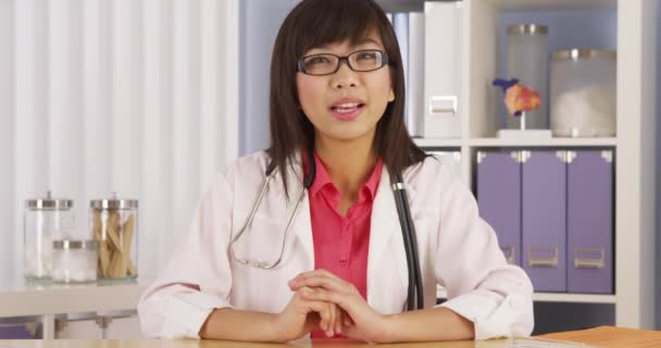 アジアの医者がカメラに向かって話す — ストック動画