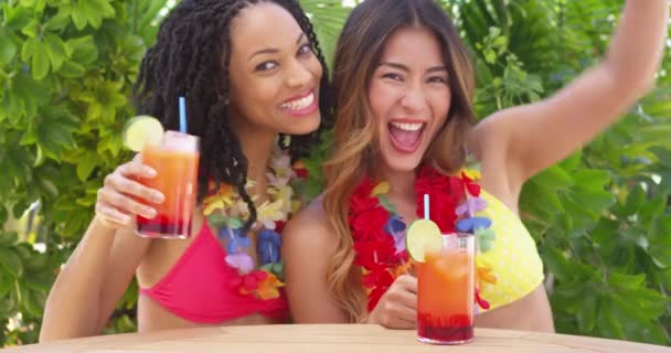 Afrikai Amerikai Japán Legjobb Barátok Együtt Élvezik Trópusi Vakáció — Stock videók