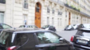 Paris Fransa 'da şehir caddesinde paralel park edilmiş arabalar. Avrupa 'da sokak parkının odak alanı dışında