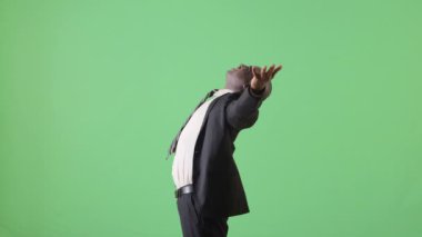 Afrika kökenli Amerikalı iş adamının kollarını açıp baktığı yan manzara