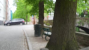 Bruges 'deki Kanal' ın yanındaki kaldırım taşı sokağının arka planında. Birleşim için Avrupa şehir kaldırımının bulanık video arkaplanı. 4k