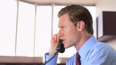 İş adamı telefonda.