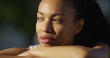 Açık havada ağlayan siyah kadın