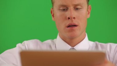 İşadamını tablet bilgisayarda kapat