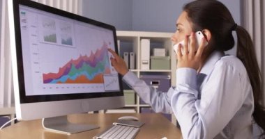 Meksika işkadını meslektaşı ile smartphone üzerinde konuşuyor