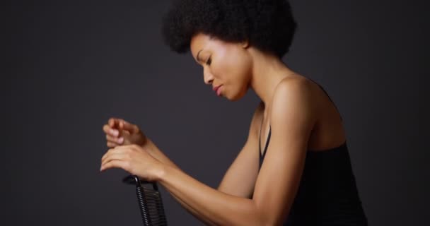 Zwarte Vrouw Diep Dacht Dat Zittend Stoel — Stockvideo