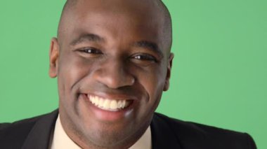 Gülümseyen Afrikalı Amerikalı İş Adamı 'na yaklaş.