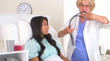 Doktor Japon hastanın nabzını kontrol ediyor.