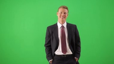 İş adamı ayakta seyir kamera