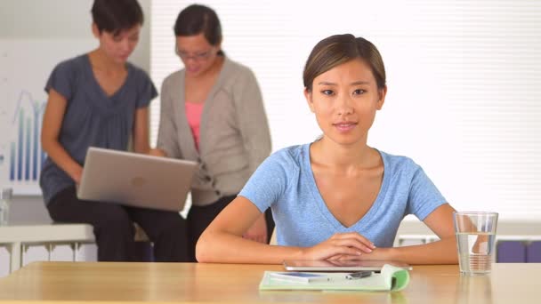 Chinese Zakenvrouw Zit Aan Bureau — Stockvideo