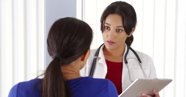 Paciente Afro Americano Conversando Com Médico Hispânico Usando Tablet — Vídeo de Stock