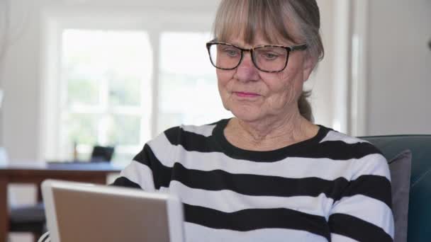 Senior Blanke Vrouw Die Mail Schrijft Tablet Computer Woonkamer Oudere — Stockvideo