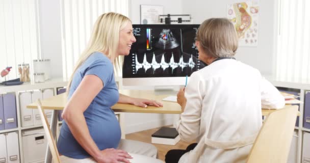 Doctorul Care Explică Ultrasunetele Unei Femei Însărcinate — Videoclip de stoc