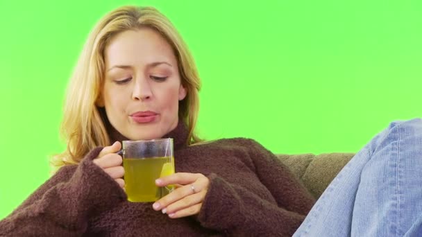 Mujer Empapando Bebiendo Sofá — Vídeo de stock