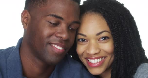 Afrikaanse Amerikaanse Echtpaar Verliefd Glimlachen Kijken Naar Camera — Stockvideo