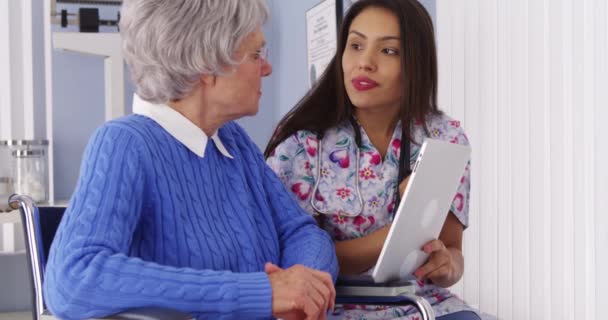 Spansktalande Vårdgivaren Pratar Med Tablett Med Äldre Patienter — Stockvideo