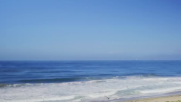 在加利福尼亚海滩上的小海浪冲破了绿色屏幕或彩色键 因创作或键入而失去焦点或注意力分散 — 图库视频影像