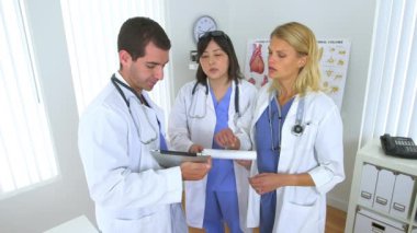 Doktorlar notlarını gözden geçiriyorlar.