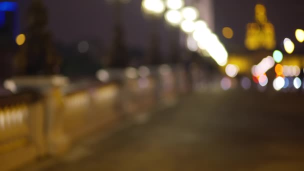 位于巴黎的亚历山大港三世桥和残废人桥被拆除的背景板 Bokeh拍摄的街头交通和在城市中行走的人 — 图库视频影像