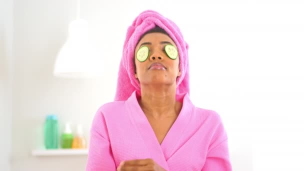 Afro Amerikaanse Vrouw Spa Spelen Met Komkommer Plakjes — Stockvideo