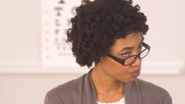 Optometriste gözlüklü Afro-Amerikalı kadın