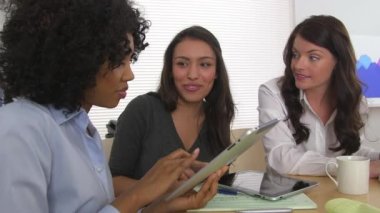 Tablet pc kullanan çeşitli iş kadınları grubu