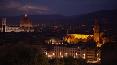 Santa Maria del Fiore Katedrali ile Floransa İtalya 'nın gece manzarası. Ufukta Avrupa şehir ışıklarının akşam çekimleri