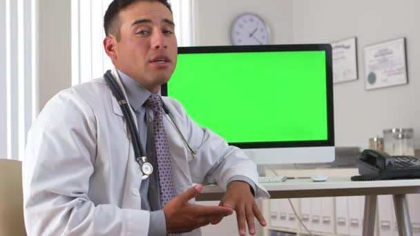 Латиноамериканський Лікар Говорить Зеленим Екраном Комп Ютері Задньому Плані — стокове відео