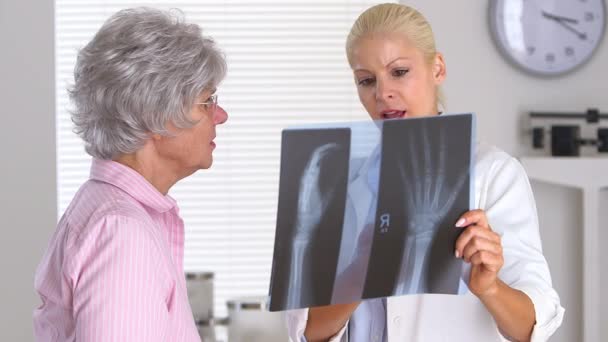 Médico Mostrando Paciente Radiografia Pulso — Vídeo de Stock