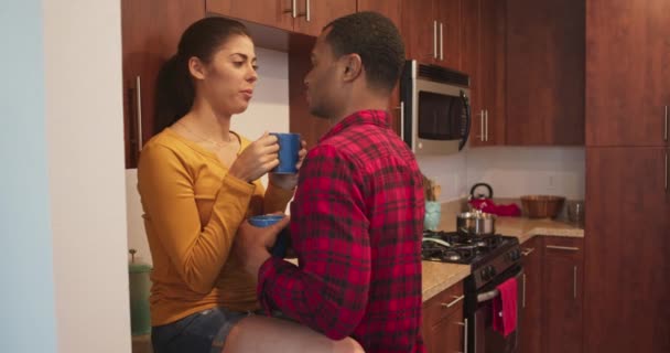 Tysiącletnia Para Pijąca Poranną Kawę Kuchni Dzieląca Się Pocałunkiem Kobieta — Wideo stockowe