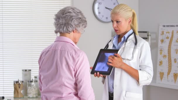 Medico Che Utilizza Computer Tablet Visualizzare Raggi Paziente Anziana Donna — Video Stock