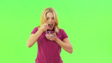 kadın bir kase mısır gevreği ile