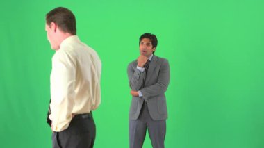 İş adamları yeşil ekranda düşünüyor