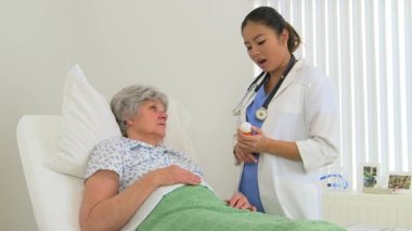 Kadın çok ırklı doktor hastasına reçete yazıyor.