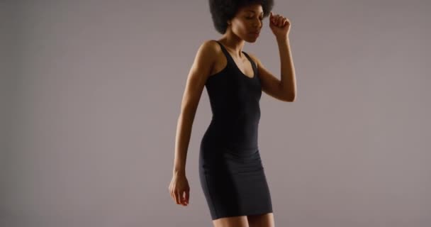 Mujer Africana Vestido Negro Bailando Sobre Fondo Gris — Vídeos de Stock