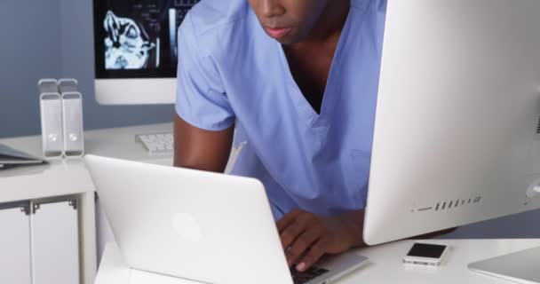 Joven Médico Negro Trabajando Múltiples Computadoras — Vídeos de Stock