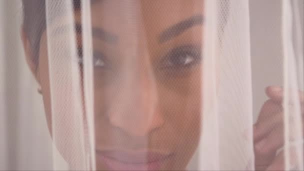 Närbild Afroamerikansk Kvinna Öppnar Och Blundar — Stockvideo