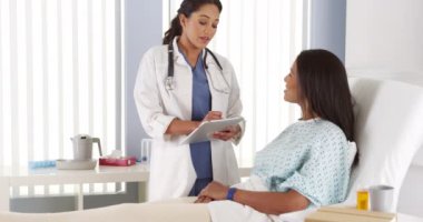 Afrika hastayla konuşmak İspanyol kadın doktor