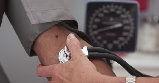 Gros Plan Une Femme Médecin Senior Tenant Stéthoscope Pour Mesurer — Video