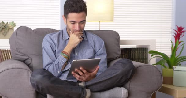 Homem Porto Riquenho Lendo Book Seu Tablet — Vídeo de Stock