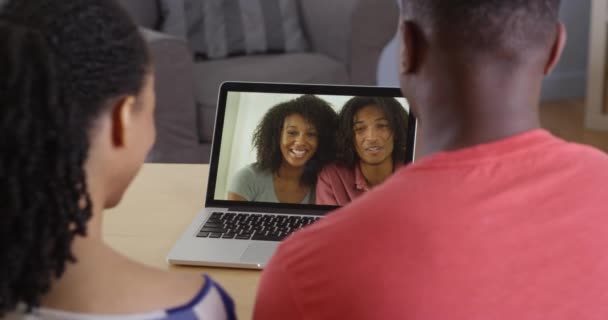 Νεαρό Ζευγάρι Μαύρα Έχοντας Τηλεοπτική Συνομιλία Διαδικτύου Δύο Φίλους Φορητό — Αρχείο Βίντεο