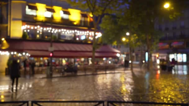Islak Şehir Sokağında Turistler Arabalar Geçerken Bokeh Gece Çekimi Paris — Stok video