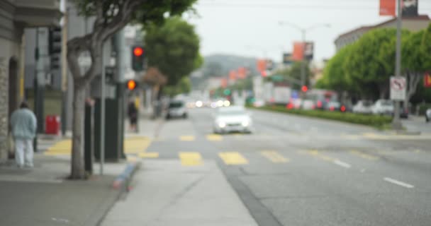 白天拍摄城市街道上典型的交通情况 车辆穿过交叉口的背景不清晰 — 图库视频影像