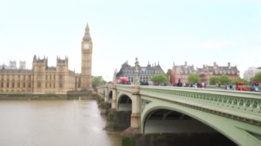 Albert Embankment, İngiltere 'den Westminster Köprüsü manzaralı. Köprüde yürüyen yayaların ve arka planda Big Ben 'in odak dışı görüntüleri. 4k
